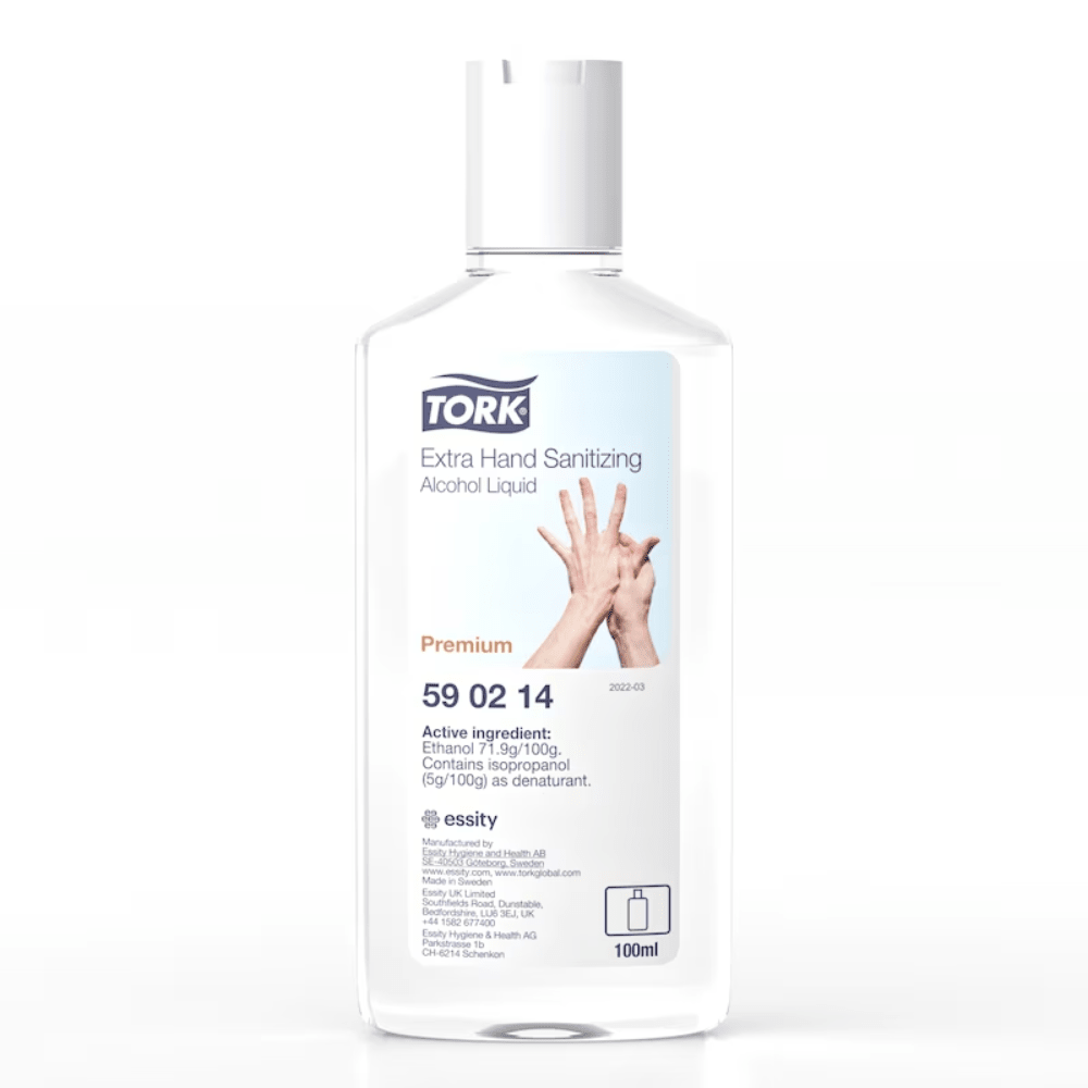 Egy 100 ml-es Tork 590214 Extra Fertőtlenítő Kézalkohol-folyadék üveg címkéje kiemeli a kezeket, és jól láthatóan feltünteti az összetevőket, mint például az etanolt. A TORK logó jól látható, és egy újrahasznosítási szimbólum diszkréten a palack alján található.