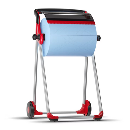 Egy Tork 652008 gurigaadagoló állvány Performance W1, TORK márka – Essity Professional Hygiene Germany GmbH, egy nagy papírtörlő gurigát tart és kerekekkel van felszerelve a mobilitás érdekében. Az adagoló elegáns piros-fekete dizájnnal rendelkezik, robusztus fémvázzal és egy fogazott éllel, hogy megkönnyítse a lapok letépését.