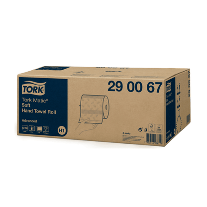 Egy kartondobozt állítanak ki a Tork Matic® 290067 puha tekercses törölköző Advanced H1 2 rétegűvel. A doboz egy kék-fehér címkével van ellátva, amely termékinformációkat és egy papírtörlő tekercs ábráját tartalmazza. A „290067” termékkód jól látható, és a fejlett kézszárítási funkciókra utal, amelyeket a TORK – Essity Professional Hygiene Germany GmbH kínál.