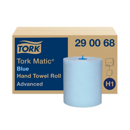 Egy karton a „Tork Matic® Rollenhandtuch Advanced H1 2-rétegű, különböző színekben” felirattal a TORK – Essity Professional Hygiene Germany GmbH márkától, a 290068 kódszámmal és „Advanced System H1” megjelöléssel. Előtte egy nagy kék törlőpapír tekercs található, amelyet hatékony kézszárításra terveztek, és egy jellegzetes kék műanyag maggal rendelkezik.