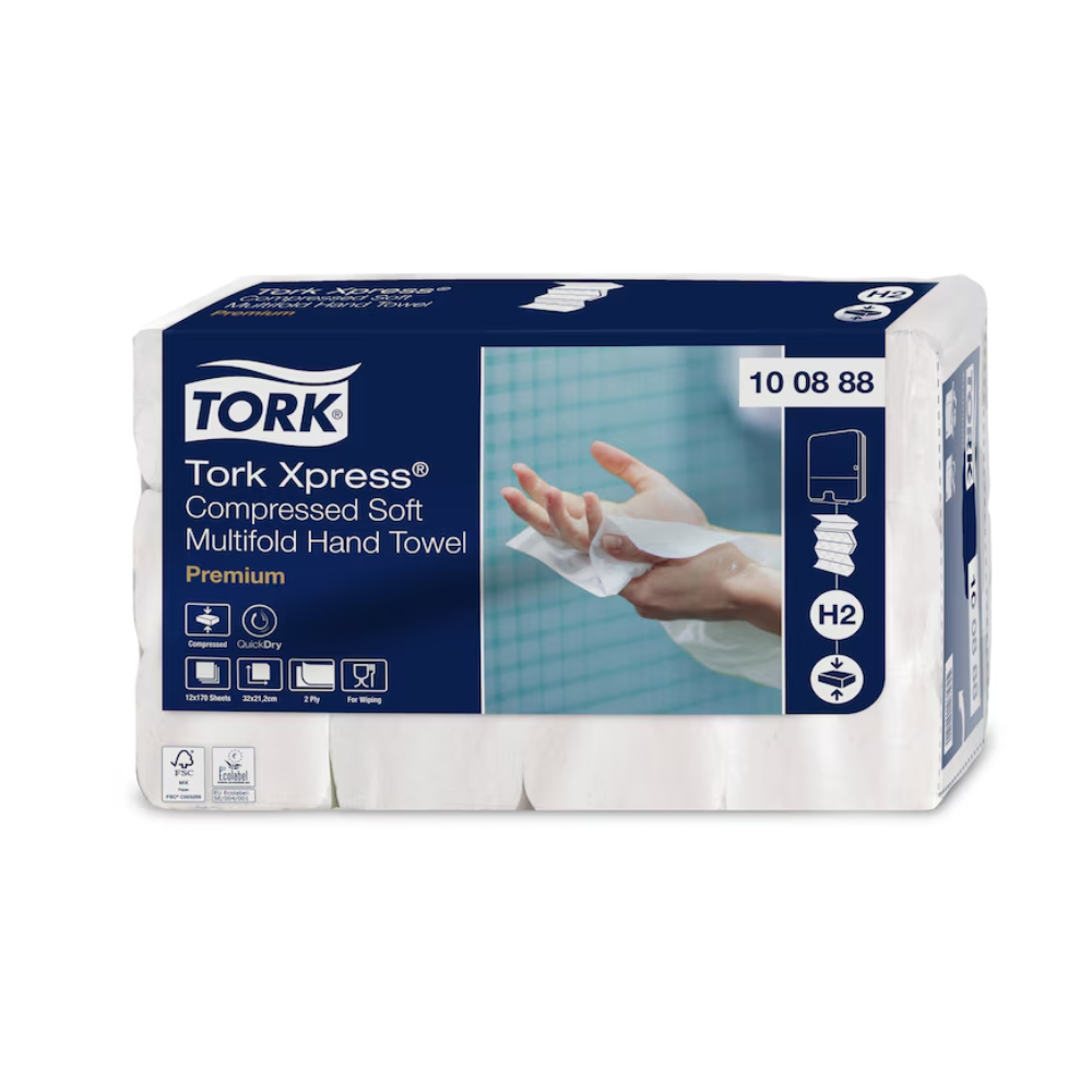 Egy csomag Tork Xpress® Kompakt Puha Multifold Kéztörlő Premium H2 2-rétegű, Premium minősítéssel, TORK – Essity Professional Hygiene Germany GmbH által. A csomagolás egy kéz képét mutatja, amely egy kéztörlőt tart, és kiemeli a termék jellemzőit, mint például a higiéniát, a nedvszívó képességet és az egyes lapok kivételét kék-fehér dizájnban.