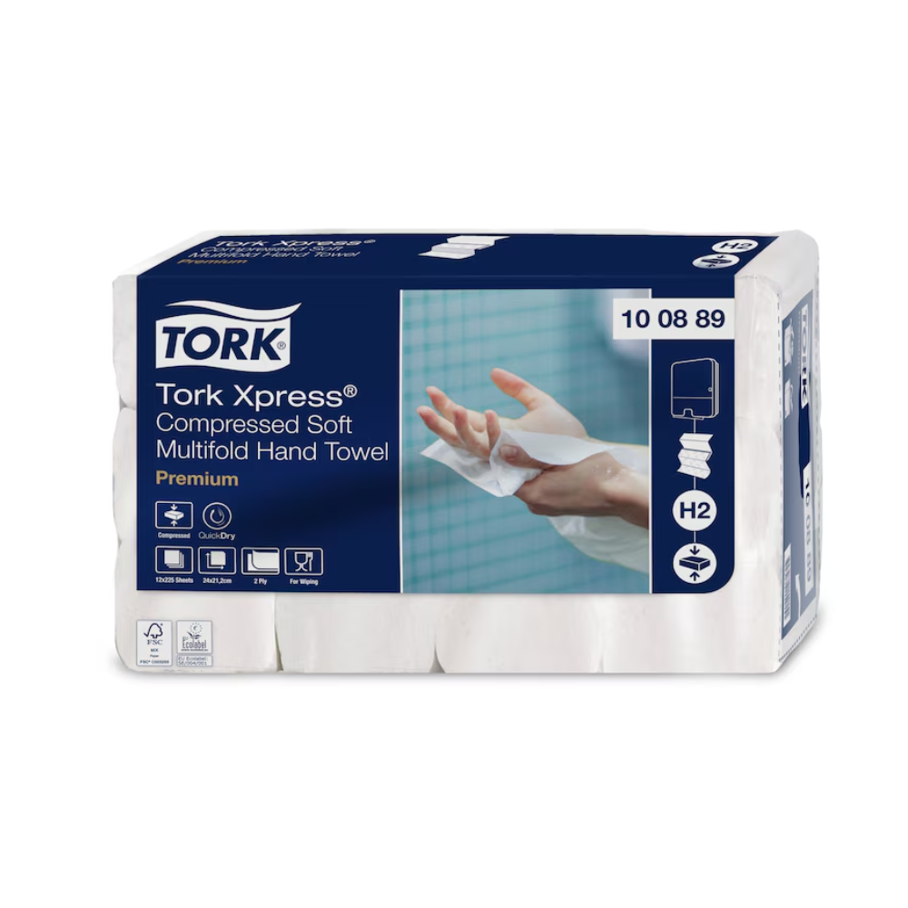 Egy csomag Tork Xpress® Kompakt Puha Multifold Kéztörlő Premium H2 2-rétegű, amelyet a TORK – Essity Professional Hygiene Germany GmbH gyártott, az egyes lapok kivételére szolgál. A kék-fehér csomagolás egy képet mutat egy kézről, amely puha kéztörlőt használ, ezzel hangsúlyozva ezen papírtörlők prémium minőségét.