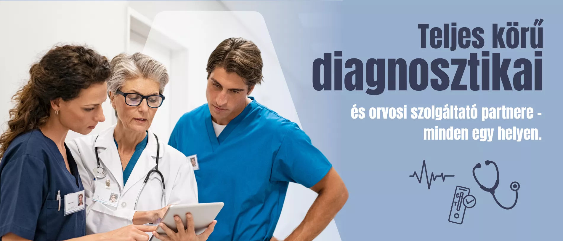 Három egészségügyi dolgozó együtt áll és egy táblagépet néz, miközben jobbra egy reklámfelület jelenik meg orvosi szimbólumokkal