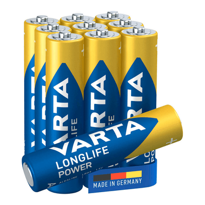 Hat Varta Longlife Power Micro AAA elem egymásra helyezve, az egyik elöl fekszik, kék és sárga márkalogóval és a „Made in Germany” felirattal.
