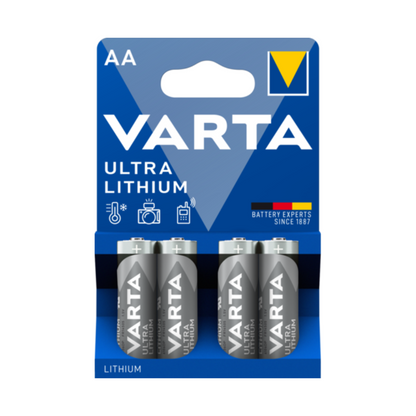 Kép egy Varta Ultra Lithium AA elemről | Csomag (4 darab). A kék csomagolás négy AA lítium elemet mutat, amelyek elektronikus eszközökhöz és kamerákhoz alkalmasak, így ideálisak sport- és kültéri használatra. A szöveg így szól: „Elem szakértők 1887 óta”, és egy sárga-kék háromszög logót mutat.