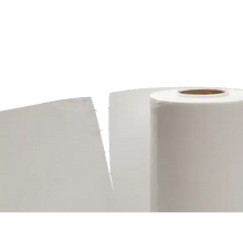 Egy nagy Vileda MicroRoll mikroszálas törlőkendő tekercs függőlegesen áll egy lapos, téglalap alakú lap mellett, mindkettő végtelen szál technológiával készült. A tekercsnek látható kartonmagja van egy fehér, tárgymentes háttér előtt.