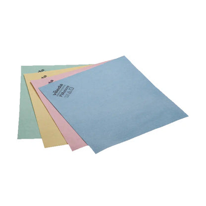 **Átírt mondat:** 

Fehér háttéren három egymásra helyezett tisztítókendő látható zöld, sárga és rózsaszín színben, melyeken egy kék Vileda Professional PVAmicro mikroszálas kendő található a Vileda GmbH-tól. A felső kendőn egy nyomtatott címke látható szöveggel és szimbólumokkal.