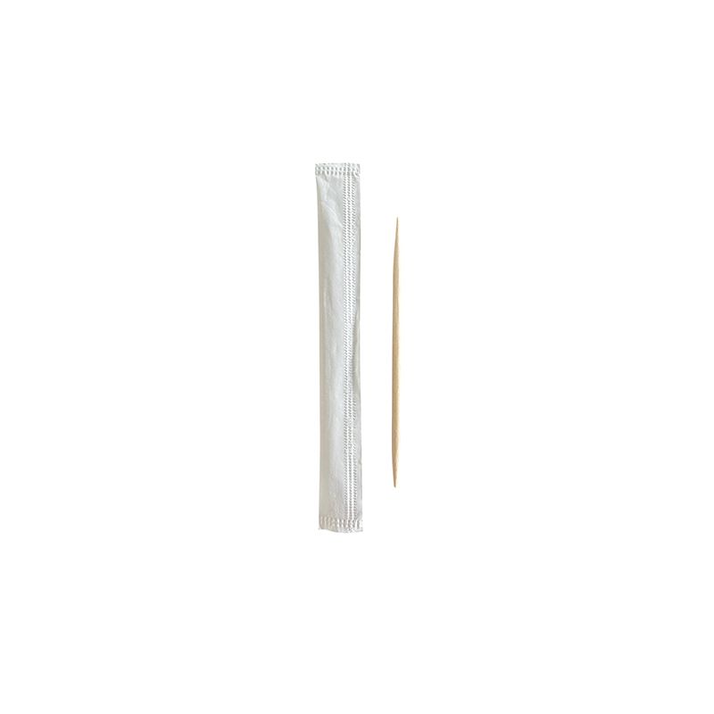 Egy környezetbarát PAPSTAR „pure” fa fogpiszkáló fekszik egy kezelt, fehér egyedi csomagolás mellett egy egyszerű fehér háttér előtt.