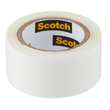 Egy tekercs Scotch® Extremium™ univerzális ragasztószalag (3 m x 19 mm) a 3M Deutschland GmbH-tól fehér maggal és a Scotch márkajelzéssel fehér háttér előtt látható.