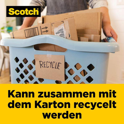 Egy személy kék kosarat tart laposra nyomott kartonnal és egy "Recycle" táblával. A 3M Scotch® Box Lock™ papír csomagolószalag (48 mm x 22,8 m) logója bal felső sarokban. Alatta szöveg: "Újrahasznosítható a dobozzal együtt."