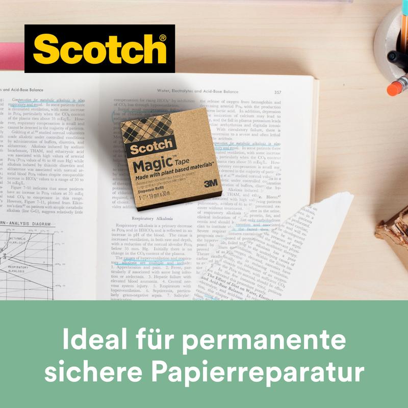 Egy csomag Scotch® Magic™ ragasztószalag a 3M Deutschland GmbH-tól (9 tekercs, 19 mm x 33 m, 66% növényi alapú ragasztóval) egy nyitott könyvön fekszik - ideális tartós papírjavításhoz és fenntartható irodaszervezéshez.