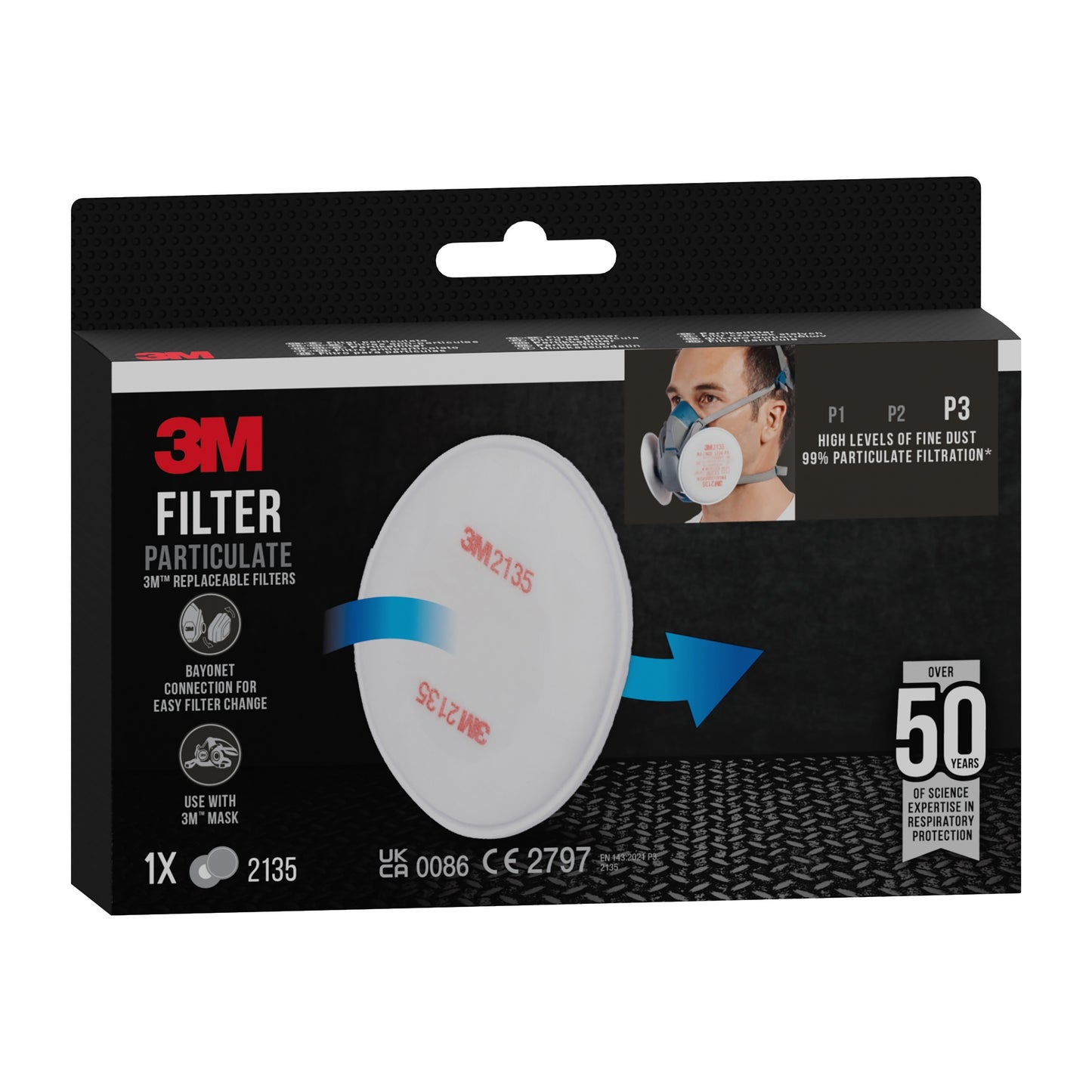 Der 3M™ Partikelfilter 2135, P3 (1 Paar/Packung) von 3M Deutschland GmbH bietet eine 99%ige Filtrationseffizienz und über 50 Jahre bewährten Atemschutz. Die Verpackung zeigt den Filter und einen Benutzer, der eine Atemschutzmaske trägt.