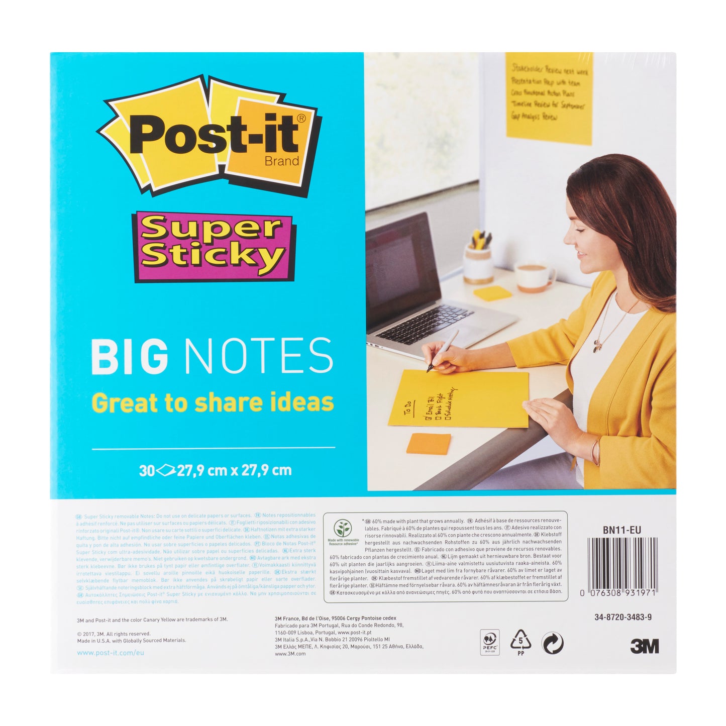 Egy nő sárga blézerben ír az asztalán a Post-it® Super Sticky Big Notes BN11-EU (279 x 279 mm, 30 lap, sárga) jegyzetlapokra, amelyeket a 3M Deutschland GmbH gyártott. A csomagolás a PEFC tanúsítványra (SGSCH-PEFC-COC-110078) utal.