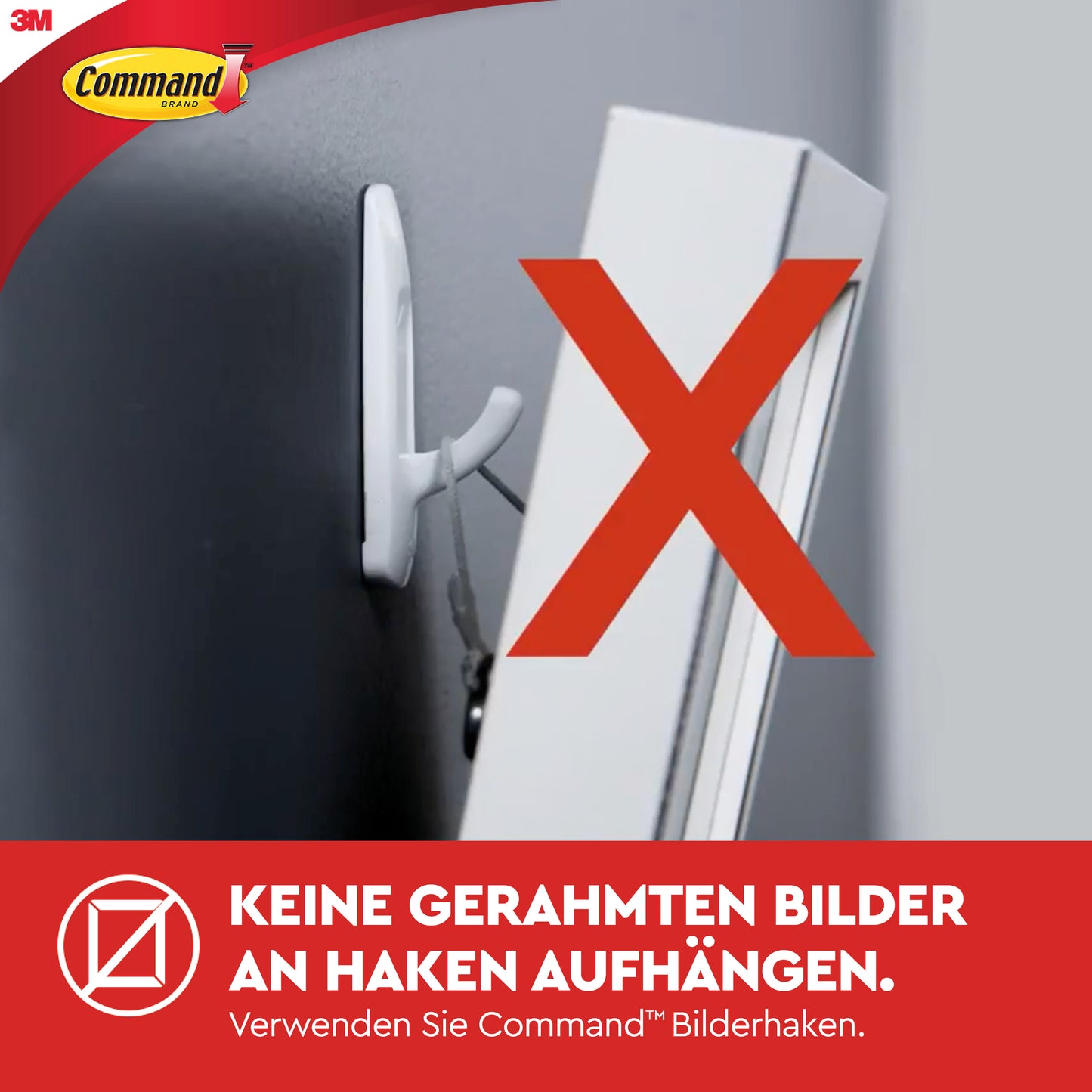 Ein weißer Bilderrahmen hängt falsch an einem "Wandhaken ohne Bohren", der mit einem roten X gekennzeichnet ist. Der deutsche Text rät, stattdessen den 3M Deutschland GmbH Command™ Small Designer-Haken, 17082 für rückstandsfreies Aufhängen zu verwenden.
