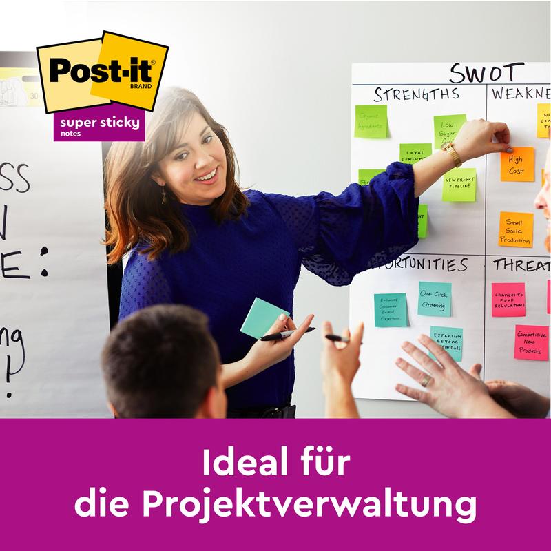 Egy nő egy SWOT-diagramra mutat, amely sárga Post-it® jegyzetlapokkal (76x76 mm, 90 lap/blokk, 6 blokk/csomag, 100% PEFC) van tele a 3M Deutschland GmbH-tól, miközben mások nézik. A szöveg így szól: "Ideális a projektmenedzsmenthez."