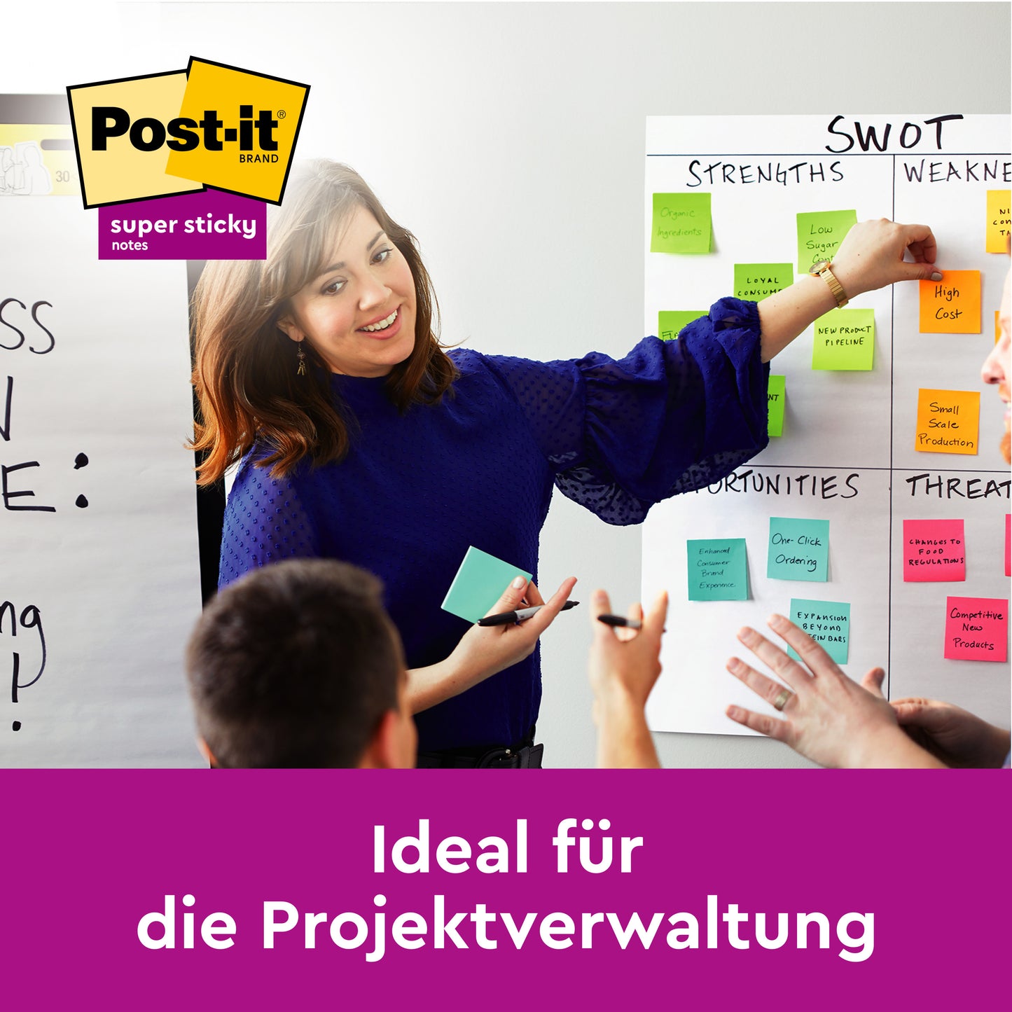 Egy nő egy SWOT-elemzésre mutat színes Post-it® Super Sticky Notes nagy méretben (101mm x 101mm, 90 lap, 100% PEFC) a 3M Deutschland GmbH-tól - tökéletes projektmenedzsmenthez és csapatmunkához.
