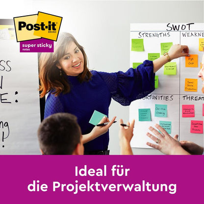 Egy kék blúzos nő vezeti a megbeszélést, és egy SWOT táblára mutat a 3M Deutschland GmbH Post-it® Super Sticky Notes (47,6x47,6 mm, 90 lap/tömb, 100% PEFC) segítségével. Szöveg: "Ideális projektmenedzsmenthez.