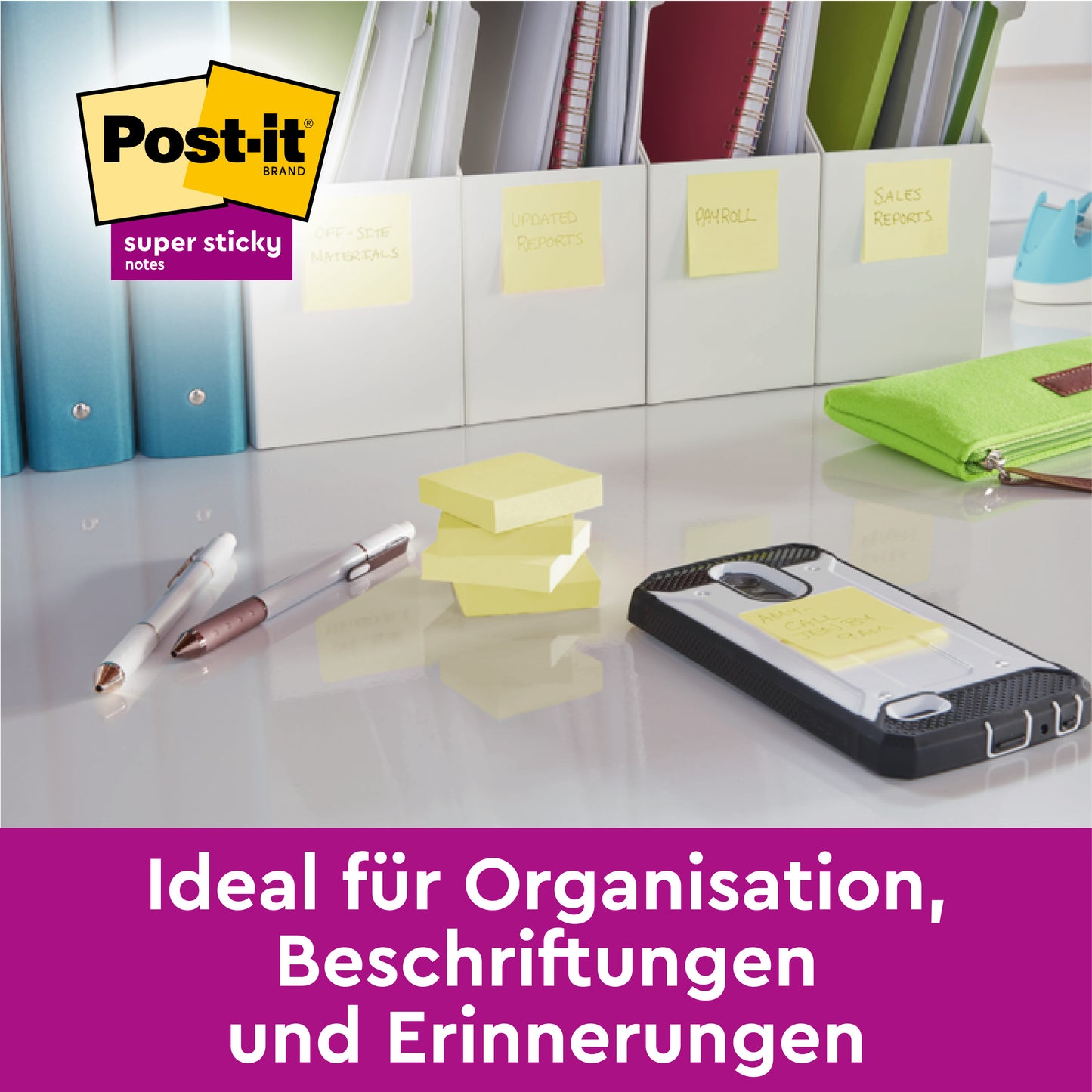 Egy íróasztalon tollak, egy telefon, feliratozott mappák és Post-it® Super Sticky Notes (sárga, 51 x 76 mm) a 3M Deutschland GmbH-tól. A német szöveg így szól: "Ideális szervezéshez, feliratozáshoz és emlékeztetőkhez."