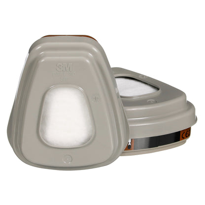 Abgebildet sind zwei graue 3M™ Filtersätze 6002-1 A2P2 von 3M Deutschland GmbH, ein flacher und ein aufrechter, beide mit zentralen weißen Filterflächen zum Schutz vor organischen Dämpfen. Die Packung enthält 2x6055, 2x5925, und 2x501.