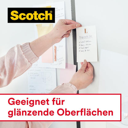 Egy személy egy cetlit rögzít egy fehér falra a 3M Deutschland GmbH Scotch® Crystal ragasztószalagjával, 19 mm x 7,5 m, 1 tekercs + kézi adagoló. További cetliket is átlátszó ragasztószalaggal rögzítenek. A képen: "Fényes felületekre alkalmas.