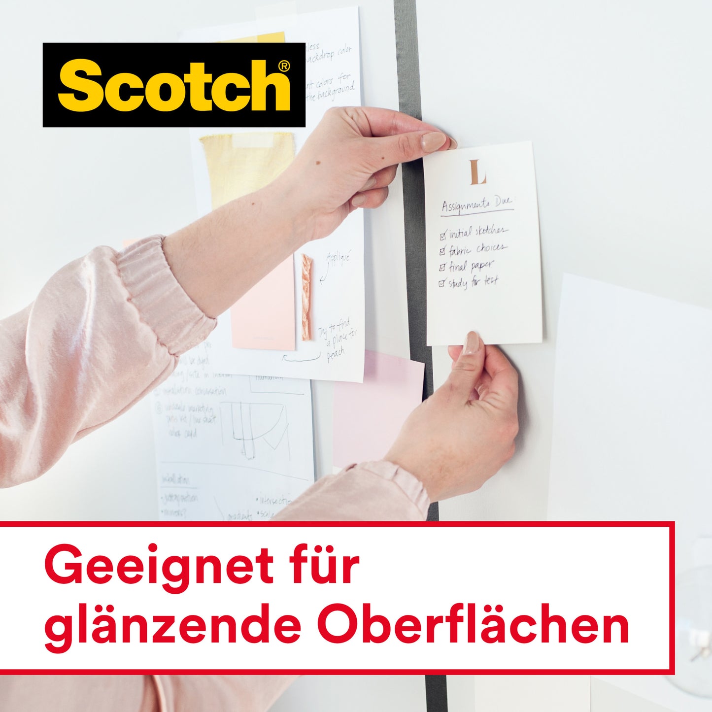 Eine Person befestigt einen Zettel an einer Wand mit Scotch® Crystal Klebeband 6-1925D von 3M Deutschland GmbH (19 mm x 25 m, auf Handabroller). Verschiedene Zettel hängen an der Wand. Text: "Geeignet für glänzende Oberflächen".