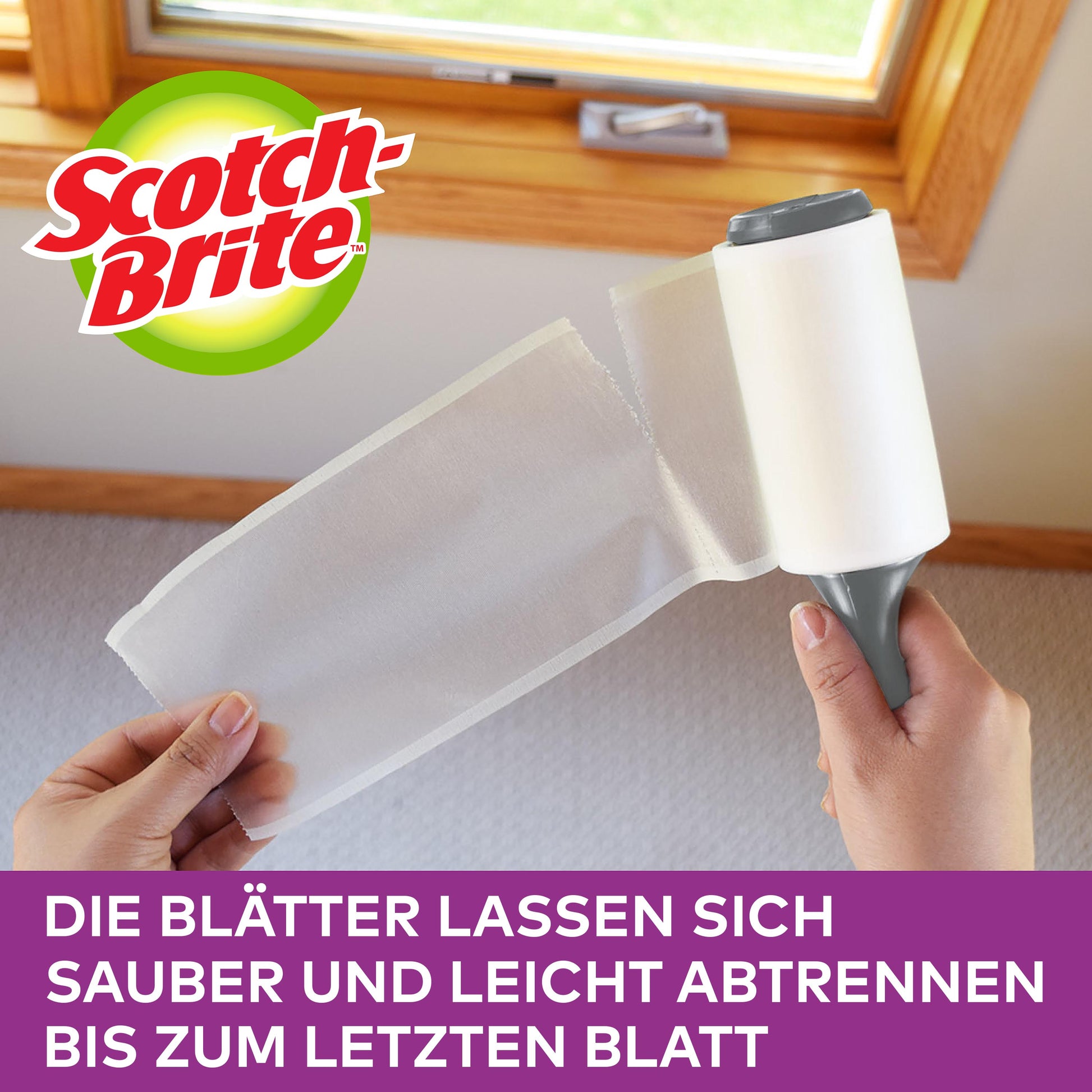 Eine Person benutzt den Scotch-Brite™ Everyday Clean Fusselroller (56 Blatt, 1 Stück) von 3M Deutschland GmbH am Fenster und zieht ein gebrauchtes Blatt ab. Text: "Die Blätter lassen sich sauber und leicht bis zum letzten Blatt abtrennen.