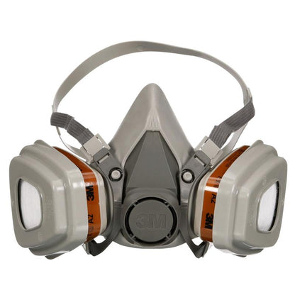 A 3M™ 6002KIT-1 légzőmaszk a 3M Deutschland GmbH-tól A2P2 szűrőkkel szerves gőzök ellen és állítható pántokkal szürke színben van ábrázolva, 1 darabos csomagként szállítva cserélhető szűrőkkel.