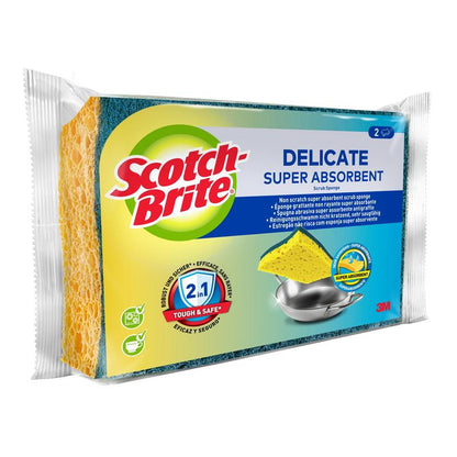 Egy csomag két Scotch-Brite® Delicate nem karcoló természetes rostú tisztítószivacs a 3M Deutschland GmbH-tól kék-zöld csomagolásban, amely egy sárga szivacsot mutat egy fémtál tisztításához - ideális érzékeny felületekhez.