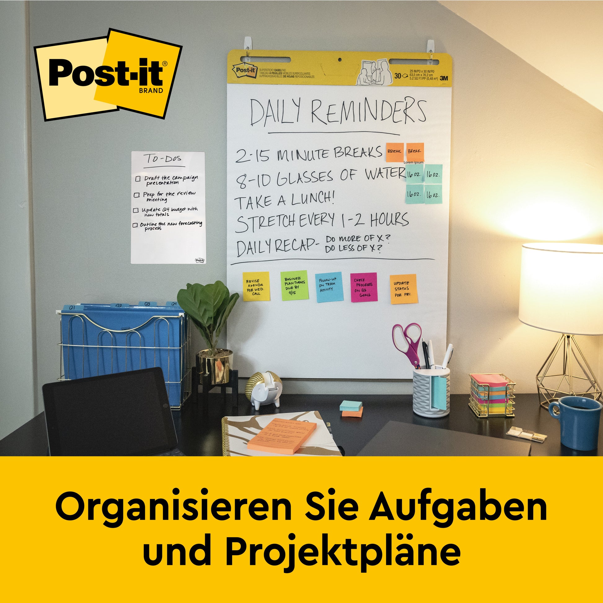 Ein Schreibtisch mit Büromaterialien steht vor einer Wand mit dem 3M Deutschland GmbH Post-it® Super Sticky selbsthaftendes Meeting Chart/Flipchart 559P und neon Meeting Notes zur Organisation von Aufgaben und Projektplänen. Deutscher Text: "Organisieren Sie Aufgaben und Projektpläne.
