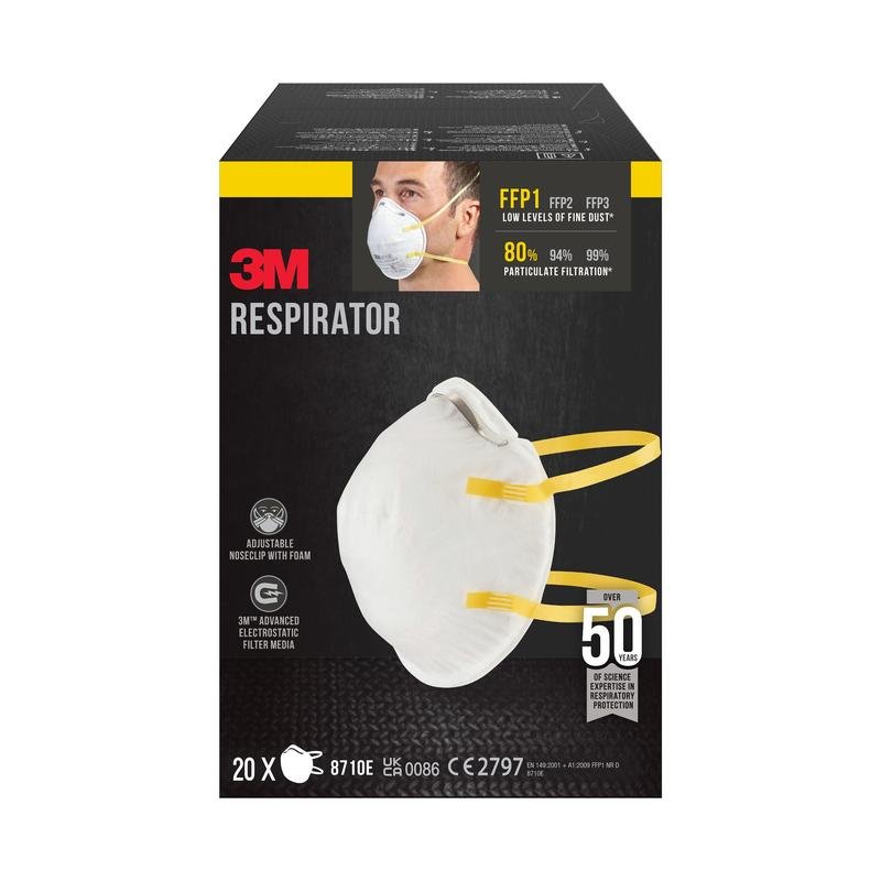Egy doboz 3M™ 8710E részecskemaszk a 3M Deutschland GmbH-tól, FFP1 szelep nélkül, egy fehér maszkot mutat sárga szalagokkal és egy személyt, aki viseli azt. A dobozon 20 maszk és ≥80% részecskeszűrési hatékonyság van feltüntetve.