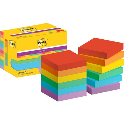 Egy doboz Post-it® Super Sticky Notes (47,6 mm x 47,6 mm, 90 lap/tömb, 100% PEFC) a 3M Deutschland GmbH-tól két halom színes, négyzet alakú tömbbel van ábrázolva, piros, narancssárga, sárga, zöld, kék és lila színekben.