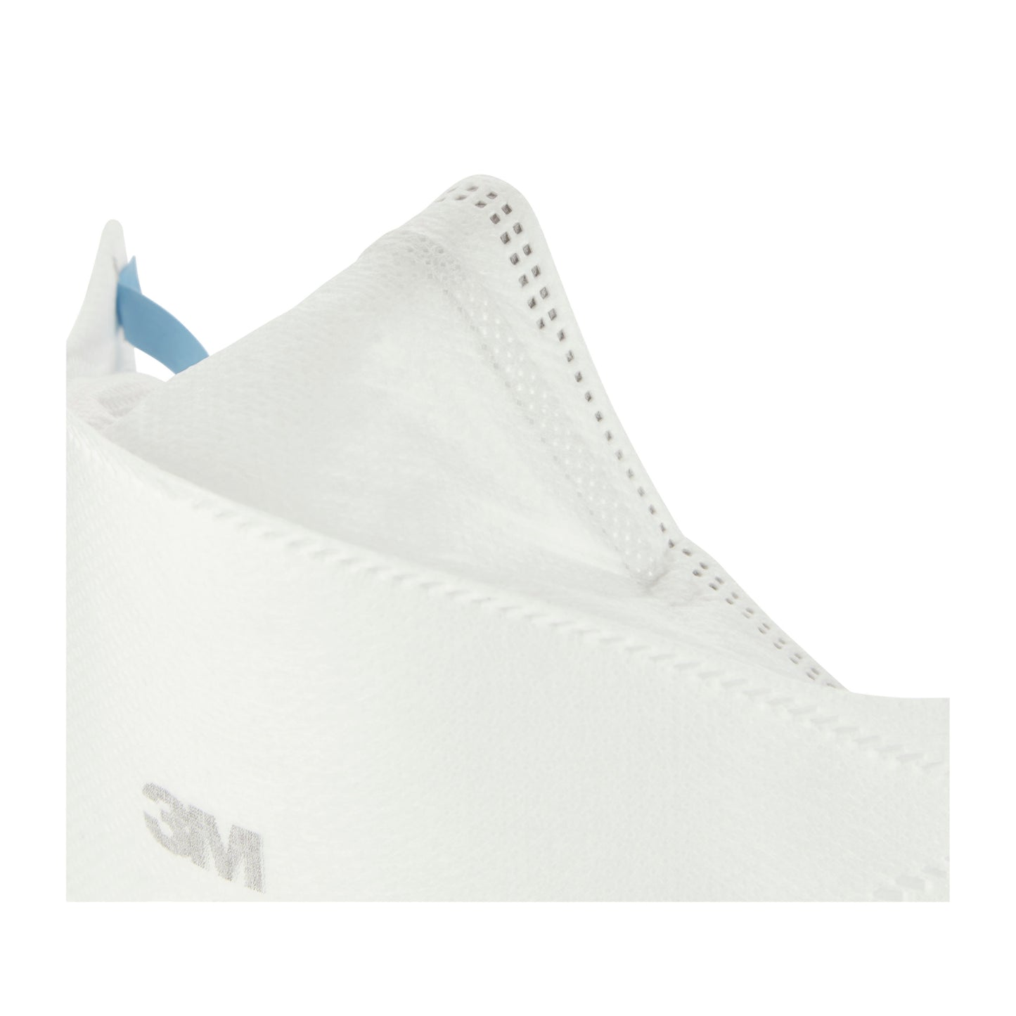 Nahaufnahme der 3M™ Aura™ Komfort-Partikelmaske 9320+, FFP2, ohne Ventil von 3M Deutschland GmbH. Sie zeigt das gefaltete, konturierte weiße Design mit sichtbaren Randnähten und einem kleinen blauen Band.