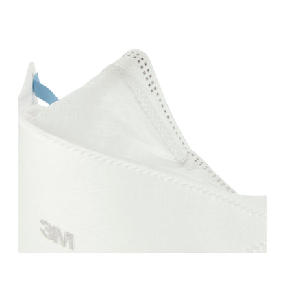Nahaufnahme der 3M™ Aura™ Komfort-Partikelmaske 9320+, FFP2, ohne Ventil von 3M Deutschland GmbH. Sie zeigt das gefaltete, konturierte weiße Design mit sichtbaren Randnähten und einem kleinen blauen Band.