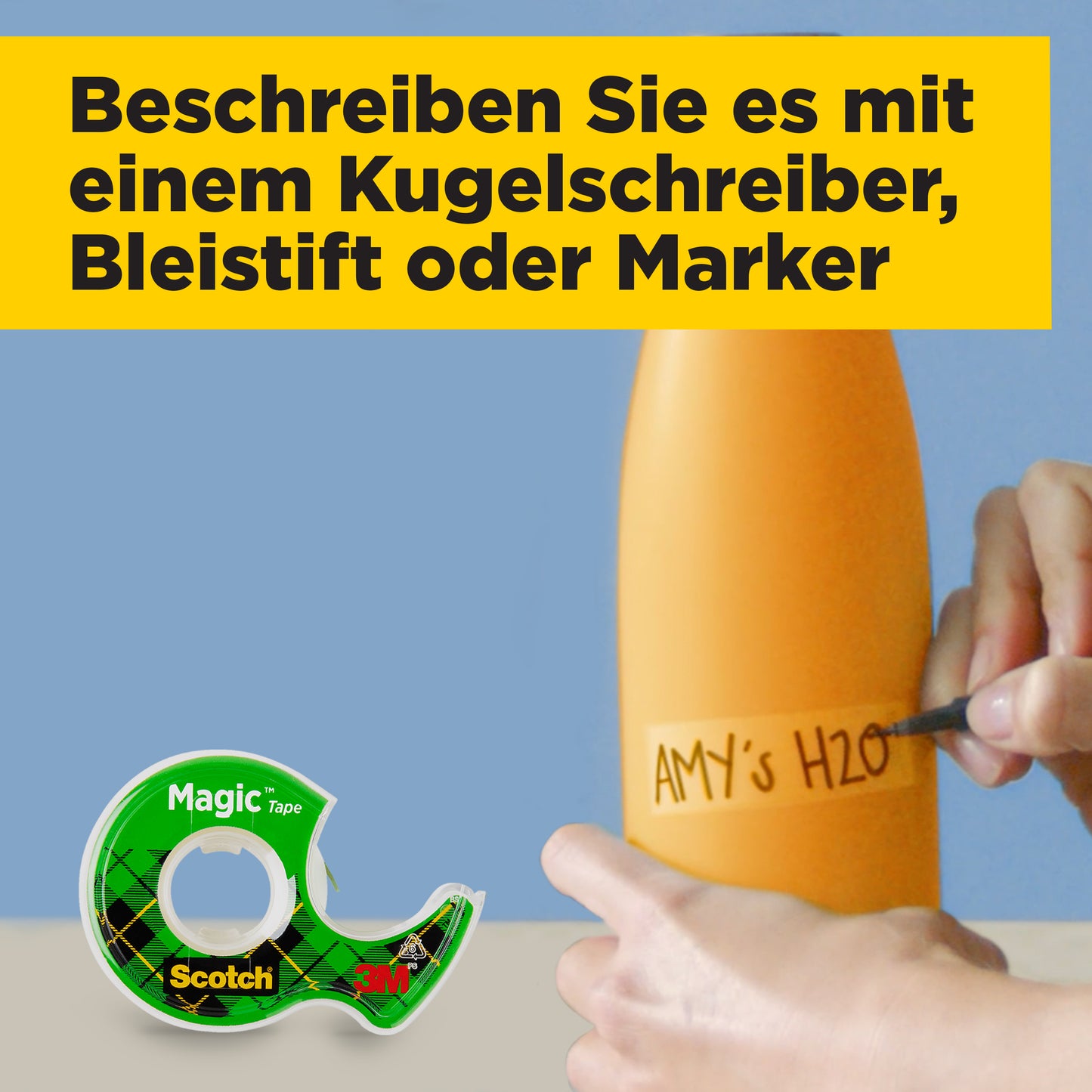 Eine Hand beschriftet eine orangefarbene Flasche mit einem schwarzen Marker als "AMY'S H2O", während im Vordergrund das Scotch® Magic™ Unsichtbares Klebeband (2 Rollen, 19 mm x 7,5 m + 1 Handabroller gratis) der 3M Deutschland GmbH zu sehen ist.