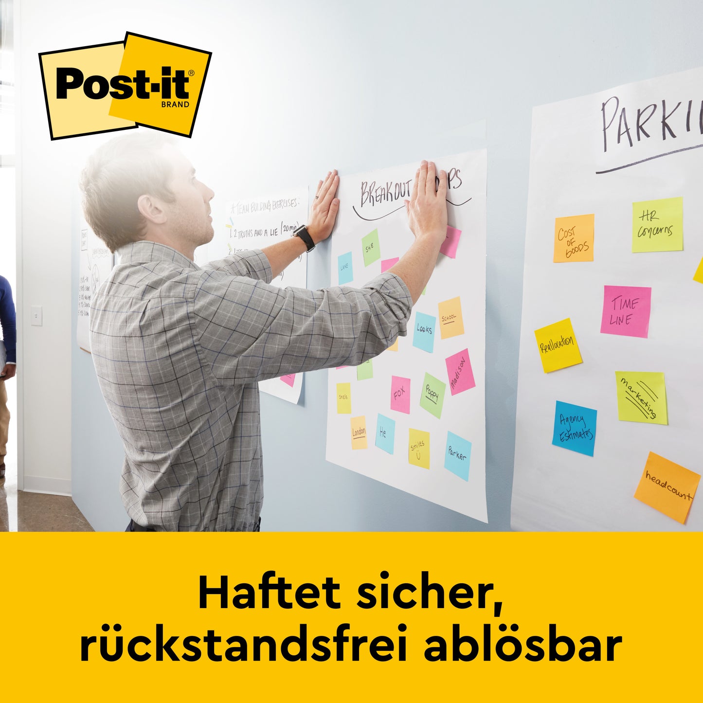 Ein Mann klebt Post-it® Super Sticky Notes auf eine 3M Deutschland GmbH Mini Meeting Chart/Flipchart Mini 577SS (38x45,7cm, 20 Blatt), die mit dem Post-it Markenlogo und einem deutschen Text über sichere Haftung und rückstandsfreies Entfernen versehen ist.