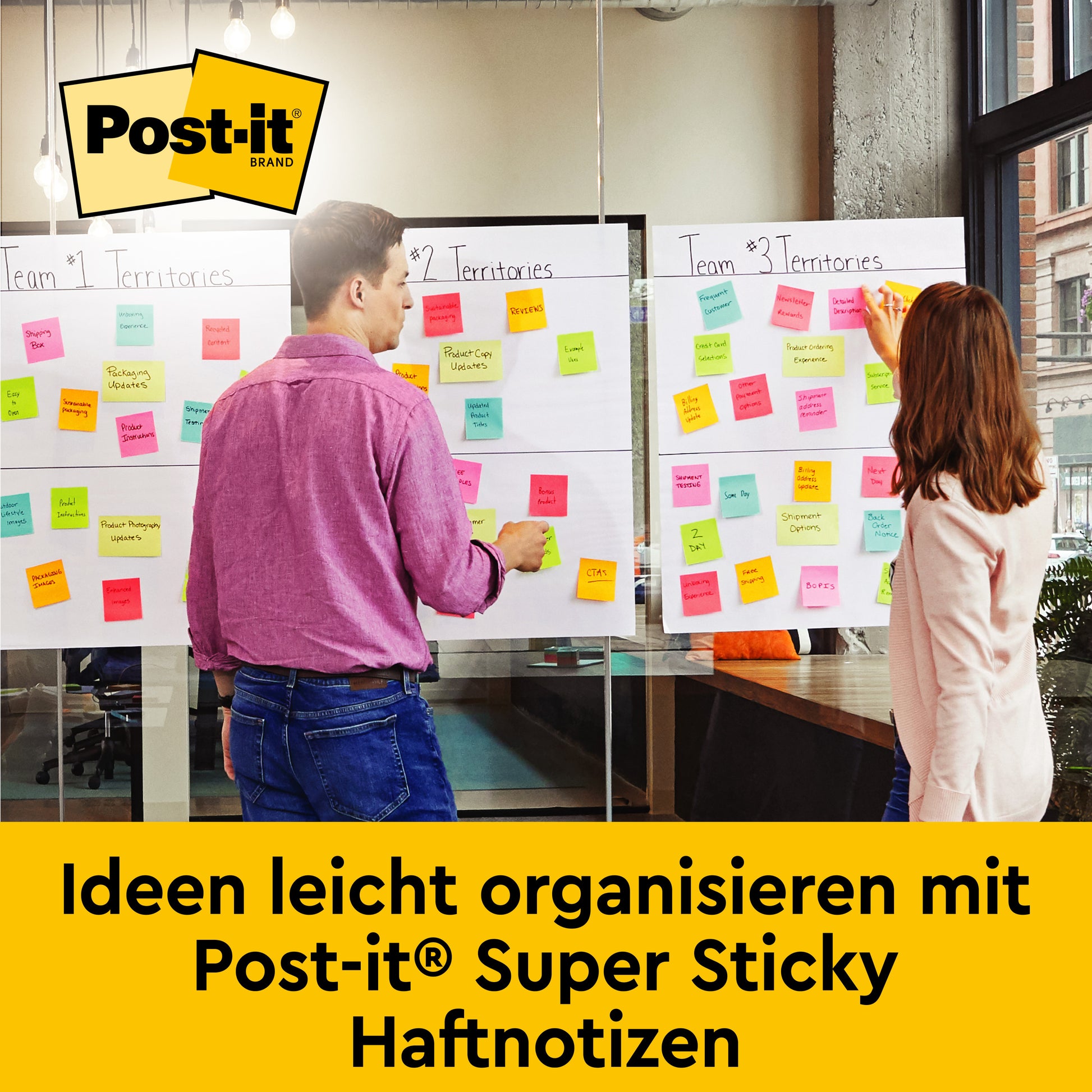 Zwei Personen organisieren bunte Haftnotizen auf großen Post-it® Super Sticky Recycling Meeting Charts (63,5 x 76,2 cm, 30 Blatt, 2er-Pack) von 3M Deutschland GmbH, mit deutschem Text und Branding am unteren Rand.