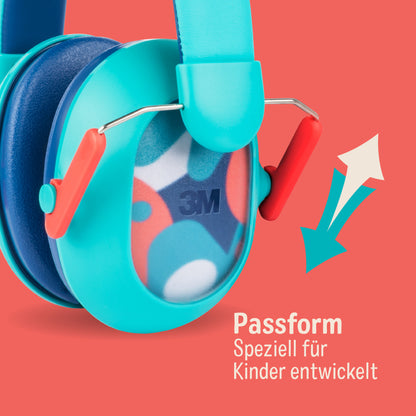 Nahaufnahme des 3M™ Gehörschutz für Kinder mit Gehörschutz PKIDSP-TEAL-E (87-98 dB, türkis) von 3M Deutschland GmbH, mit roten Akzenten und gepolsterten Ohrmuscheln auf korallenrotem Hintergrund. Deutscher Text: "Passform, Speziell für Kinder entwickelt.
