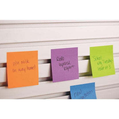 Négy neon színű Post-it® jegyzetlap (38x51mm, 3M Deutschland GmbH) található egy fehér léces felületen. A jegyzeteken áll: "Tej hazafelé", "Költségelszámolás átdolgozása" és "Iskolai kirándulás kedden - indulás 15 órakor".