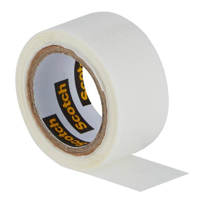 Egy tekercs Scotch® Extremium™ univerzális ragasztószalag (3 m x 19 mm) a 3M Deutschland GmbH-tól részben letekerve, a belső papírmagján a márkanév egy egyszerű fehér háttér előtt.
