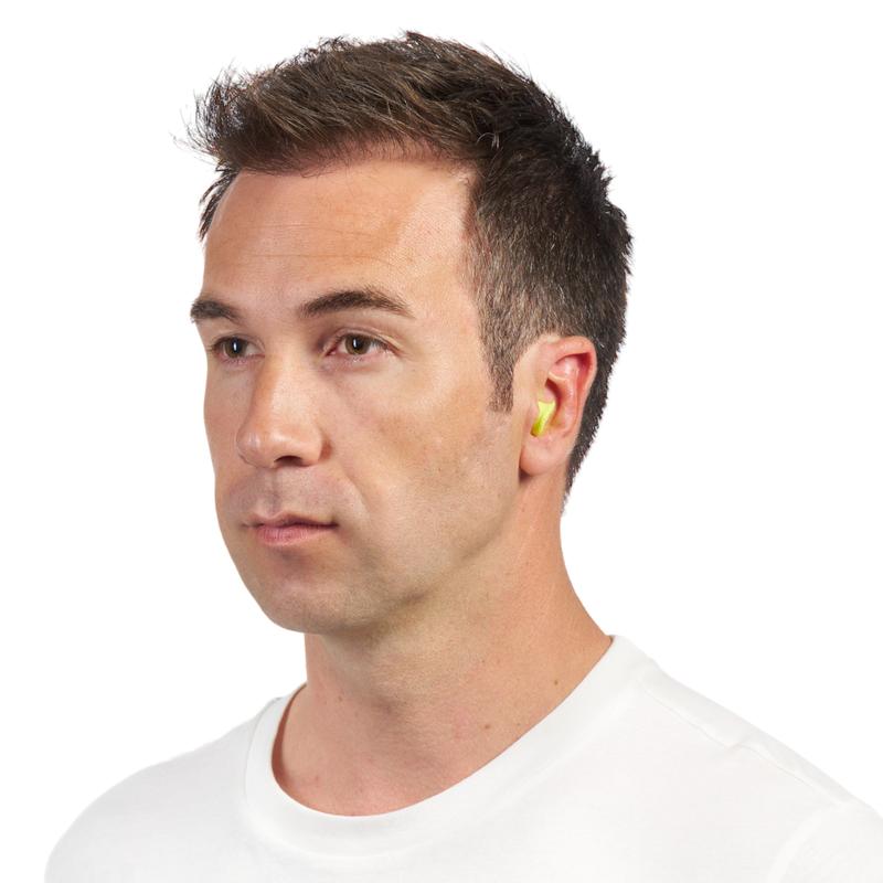 Egy közeli felvétel egy rövid barna hajú, fehér pólós férfit mutat, aki enyhén balra néz, és a jobb fülében egy sárga 3M™ E-A-Rsoft™ FX™ füldugót (SNR érték 37 dB, puha poliuretán hab) visel a 3M Deutschland GmbH-tól.