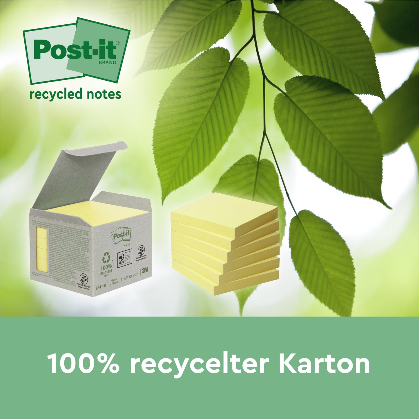 Egy doboz Post-it® Recycling Z-Notes (76 mm x 76 mm, 100 lap/blokk, 100% PEFC) a 3M Deutschland GmbH-tól egy jegyzettömb és zöld levelek mellett van ábrázolva. A zöld háttér levélmintával és a "100% újrahasznosított karton" szöveggel van ellátva.