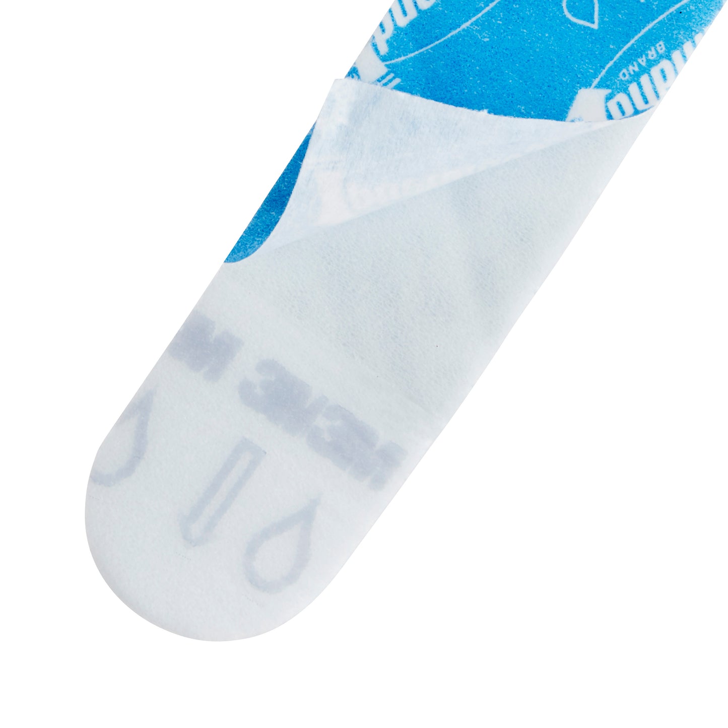 Közelkép egy Command™ Strip 17021B-ről, M méret (3M Deutschland GmbH), amely részben lehúzva van a kék-fehér hordozópapírjáról, láthatóvá téve az alatta nyomtatott szimbólumokat és szövegeket.