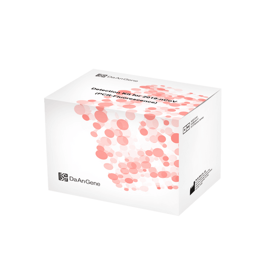 Zöld háttér előtt egy fehér csomagolódoboz látható, amelyen a „DaAn Gendiagnostik-Kit für 2019-ncov” nevű, 96 tesztet tartalmazó „Nachweis-Set (PCR-Fluoreszenz)” felirat szerepel, az „Altruan” felirattal díszítve.