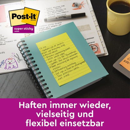 Egy sárga, vonalas Post-it® Super Sticky Note (nagy méret, 101 mm x 152 mm) a 3M Deutschland GmbH-tól egy türkizkék jegyzetfüzeten ragad az íróasztalon. Sokoldalúan használható, újrahasznosítható, és 3-as csomagban PEFC tanúsítvánnyal rendelkező papírral kapható.