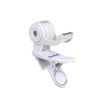 A 3M Deutschland GmbH Scotch™ Clip & Twist ragasztószalag-adagoló C19 rugós csipesszel, fém kulcskarikával, fogazott vágóéllel rendelkezik, és egy tekercs Scotch® Magic™ Láthatatlan ragasztószalaggal (19 mm × 8,89 m) van ellátva.