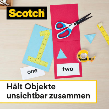 Egy asztalon egy tekercs 3M Deutschland GmbH Scotch® kétoldalas ragasztószalag (12 mm x 33 m), egy olló, egy sárga mérőszalag és papír számokkal és formákkal. A német szöveg: "Láthatatlanul tartja össze a tárgyakat."