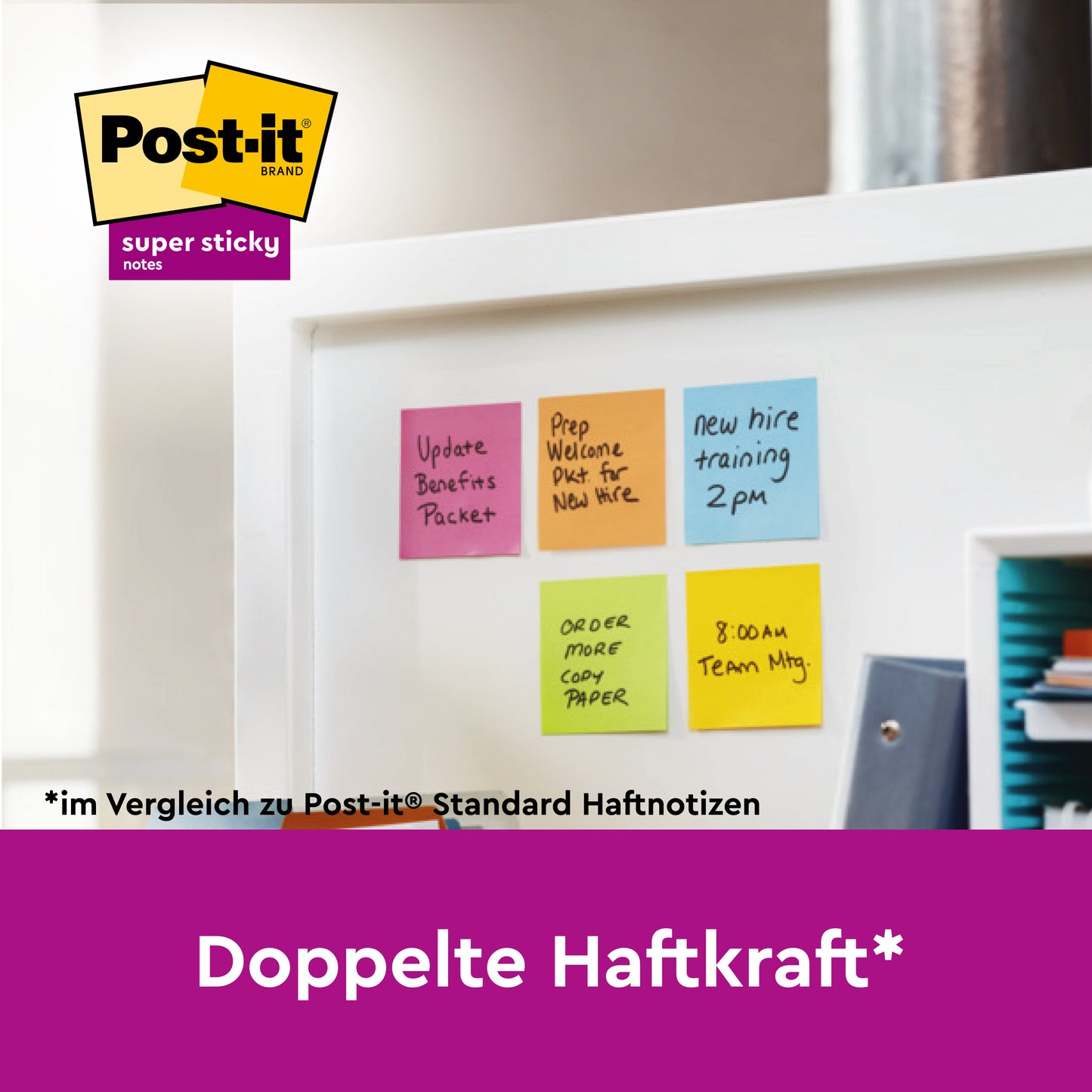 Ein Whiteboard zeigt Erinnerungen auf bunten Post-it® Super Sticky Z-Notes (76x76 mm, Boost Collection, 90 Blatt/Block, 100% PEFC) der 3M Deutschland GmbH. Links oben das Post-it-Logo, darunter der Schriftzug "Doppelte Haftkraft*".