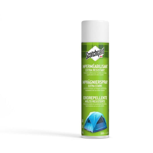 Egy nagy, zöld, 400 ml-es Scotchgard™ extra erős vízlepergető spray-doboz áll a 3M Deutschland GmbH-tól. A címkén több nyelven szereplő szöveg és egy kék sátor képe látható, amely ideális a textíliák extra erős védelméhez.