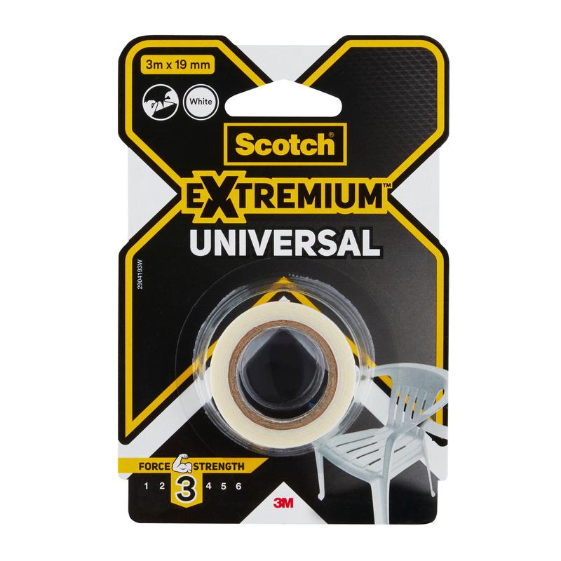 Egy 3 m x 19 mm-es tekercs Scotch® Extremium™ Universal ragasztószalag a 3M Deutschland GmbH-tól, fehér ragasztószalag műanyag tekercsen, fekete és sárga színű csomagolásban, a jobb alsó sarokban egy műanyag székkel.