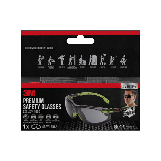 Eine Schachtel mit 1 Stück 3M™ Solus™ Schutzbrille 1000 in grün/schwarz, graue Scheibe, Scotchgard™ Anti-Beschlag-Beschichtung, Schaumstoffdichtung, von 3M Deutschland GmbH; die Verpackung weist auf einen UV-Schutz von 99,9% hin und enthält Symbole für die empfohlene Verwendung.